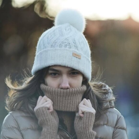 Alpaka, Baby Alpaca Cable Hat with Pompom - Picture 1 of 7